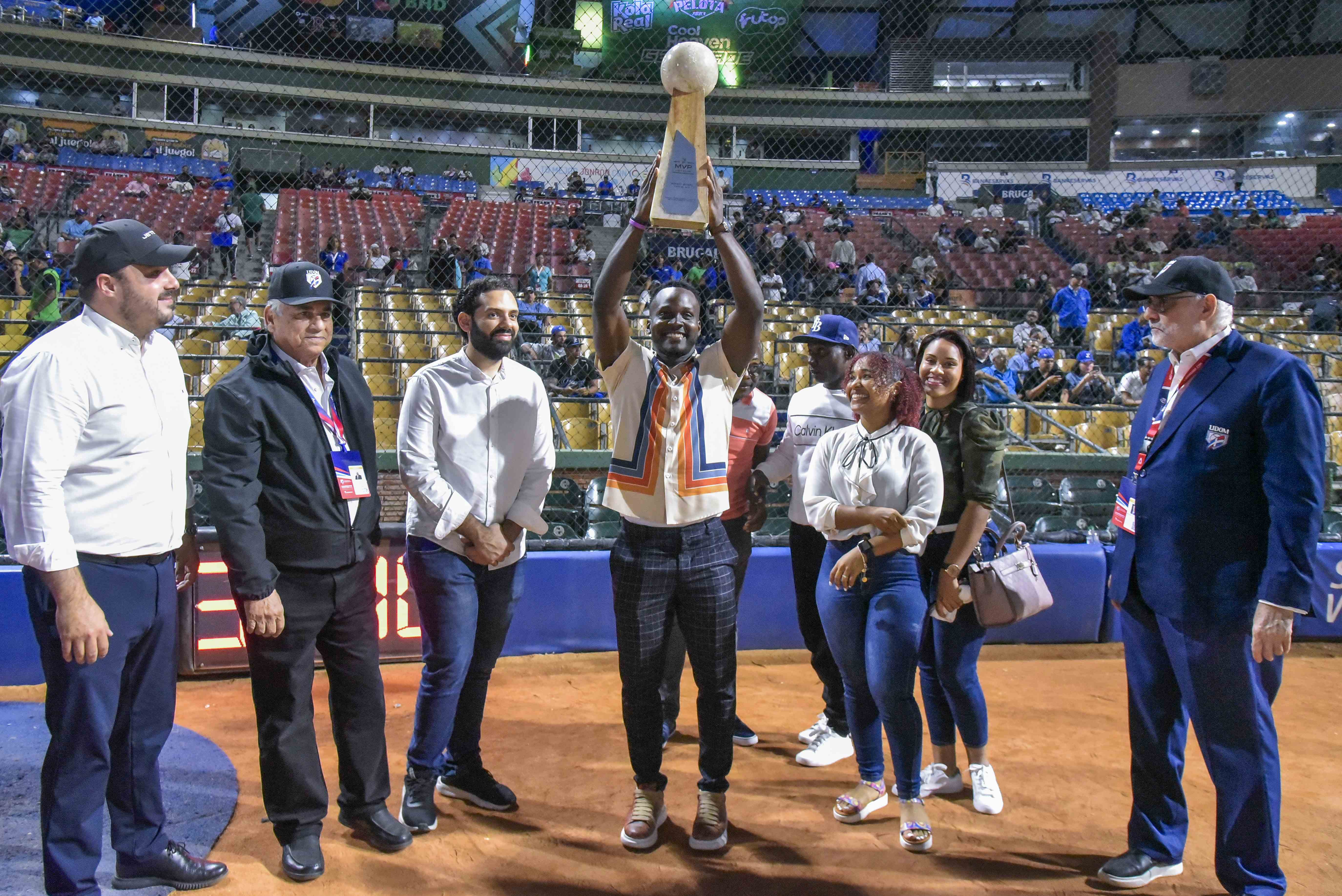 Ronny Simon alza el trofeo de MVP en señal de celebración