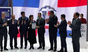 Banco Popular Dominicano recibe el pergamino que lo acredita como miembro regional del WTTC