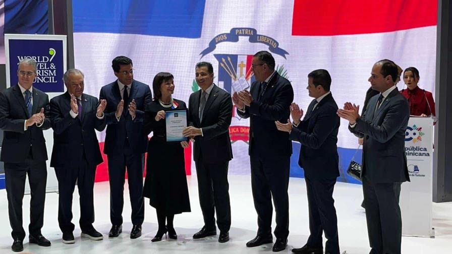 Banco Popular Dominicano recibe el pergamino que lo acredita como miembro regional del WTTC