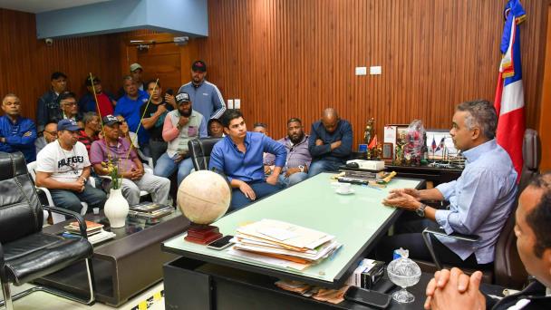 Conforman mesa de trabajo con transportistas de Santiago previo a funcionamiento del monorriel