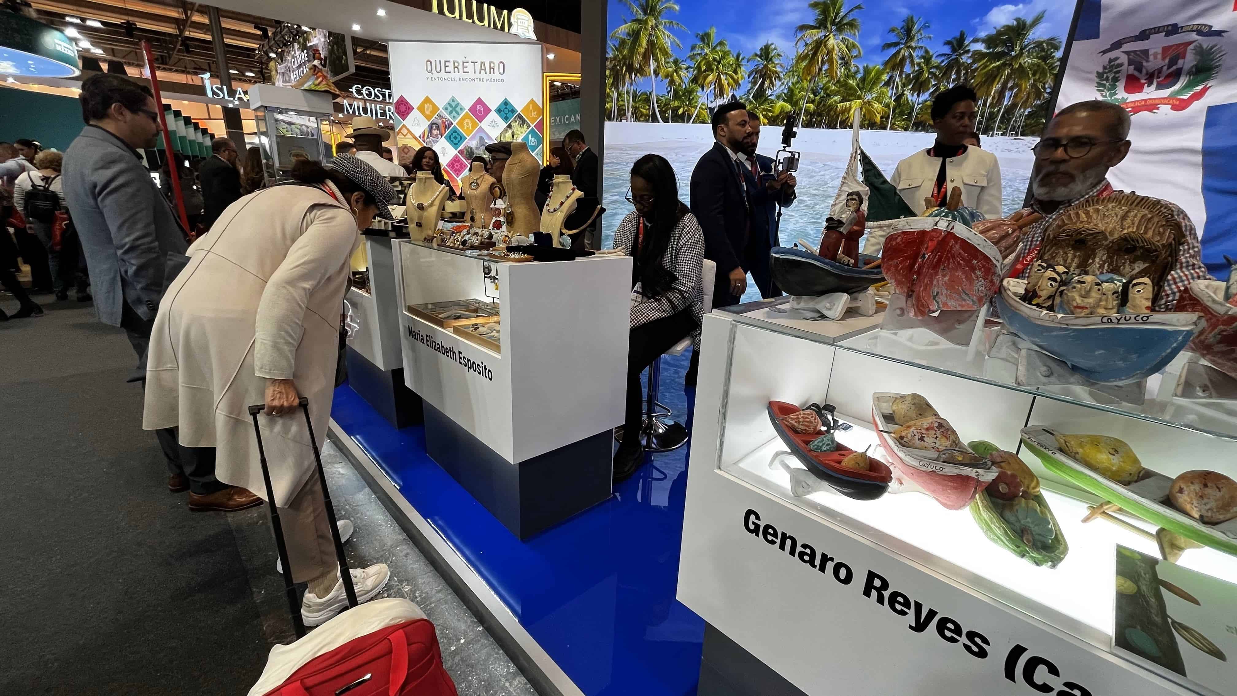 Exhibición de artesanía dominicana en el estand del país en Fitur 2024.