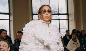 El abrigo de 7 mil pétalos de rosas reales que usó Jennifer López en la Semana de la Moda