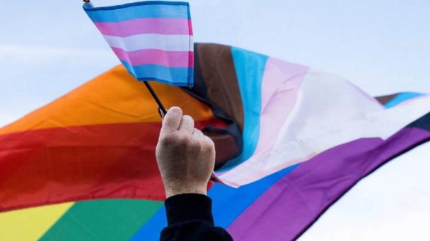 El estado de Ohio prohíbe los tratamientos de cambio de género para menores
