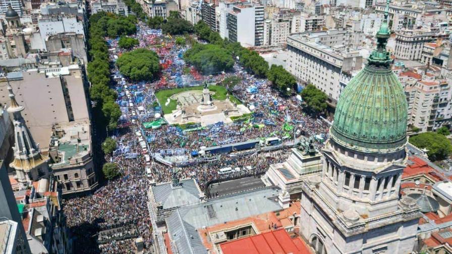 Miles de personas se suman a huelga general en Argentina en desafío a Milei