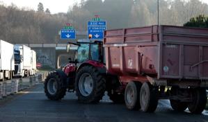 Agricultores recrudecen protestas en Francia con bloqueo de vías