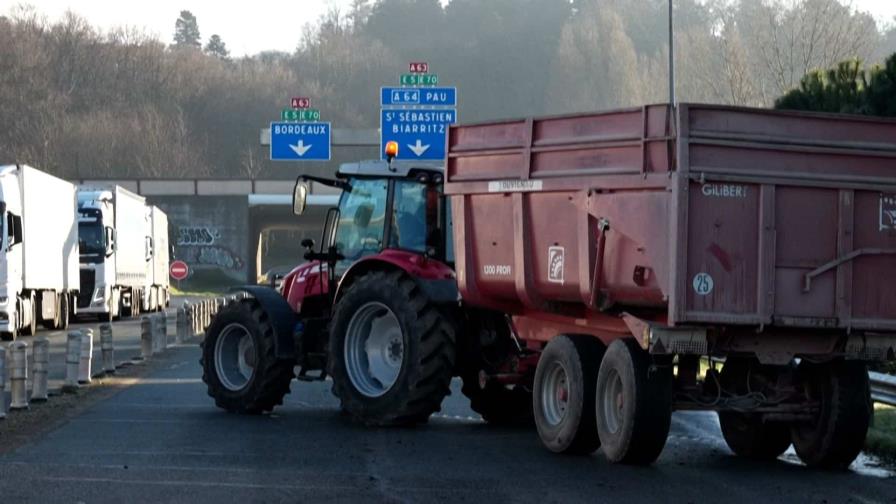 Agricultores recrudecen protestas en Francia con bloqueo de vías