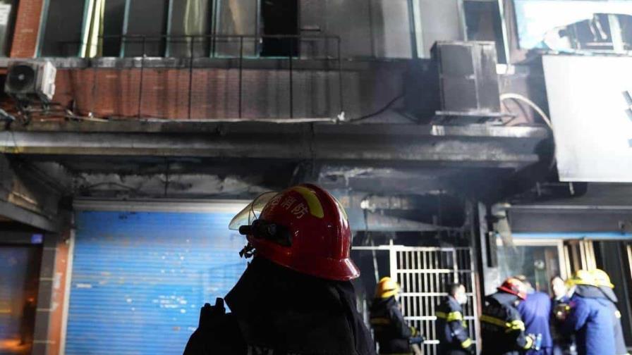 Asciende a 39 el número de muertos por un incendio de un edificio en el este de China