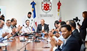 Ulises Rodr&iacute;guez presenta propuesta  de gobierno municipal al empresariado de Santiago