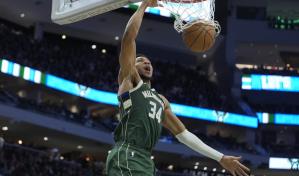 Antetokounmpo consigue triple doble; Bucks vencen a Cavs en 1er partido desde despido de Griffin