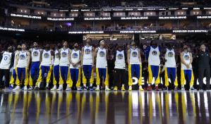 Warriors vuelven a la acción tras deceso de entrenador asistente; vencen a Hawks
