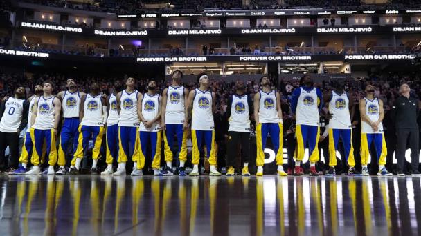 Warriors vuelven a la acción tras deceso de entrenador asistente; vencen a Hawks