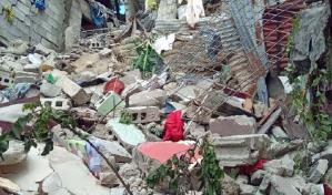 Deslizamiento de tierra provoca el colapso de tres viviendas en Santiago