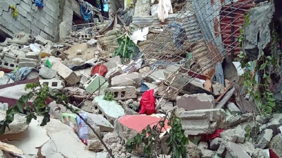 Deslizamiento de tierra provoca el colapso de tres viviendas en Santiago