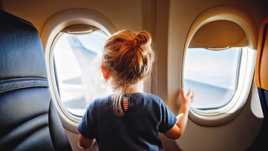 ¿Enviando a tu hijo solo en un vuelo?: Estas son las políticas de las aerolíneas
