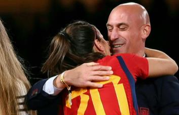 Juez propone enjuiciar a Rubiales por el beso forzado a Jenni Hermoso