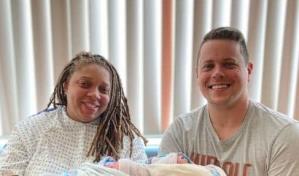 Padres reciben gemelos nacidos en dos días y años diferentes