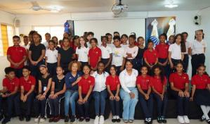 Yamilet Peña imparte charla sobre gimnasia en el Centro Educativo Aprendiendo Feliz