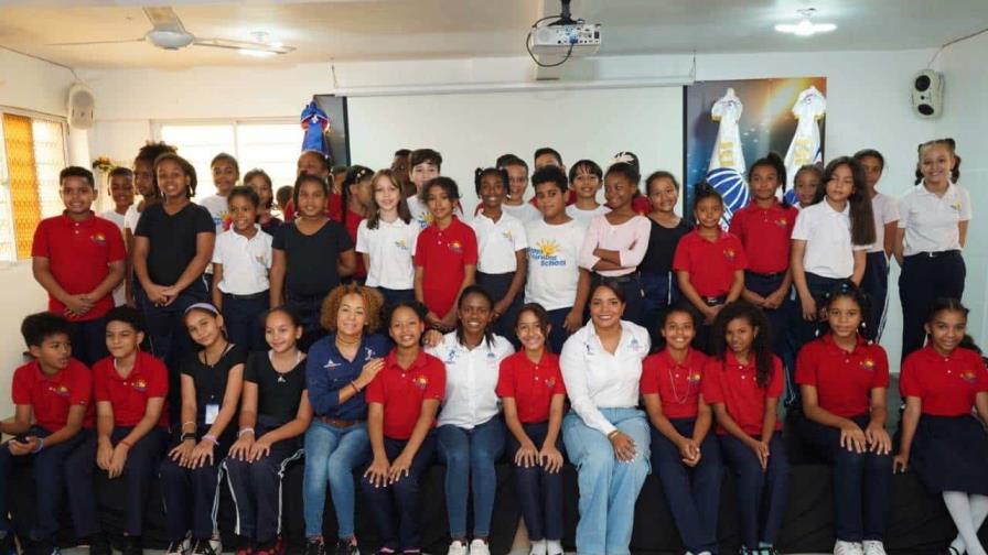 Yamilet Peña imparte charla sobre gimnasia en el Centro Educativo Aprendiendo Feliz