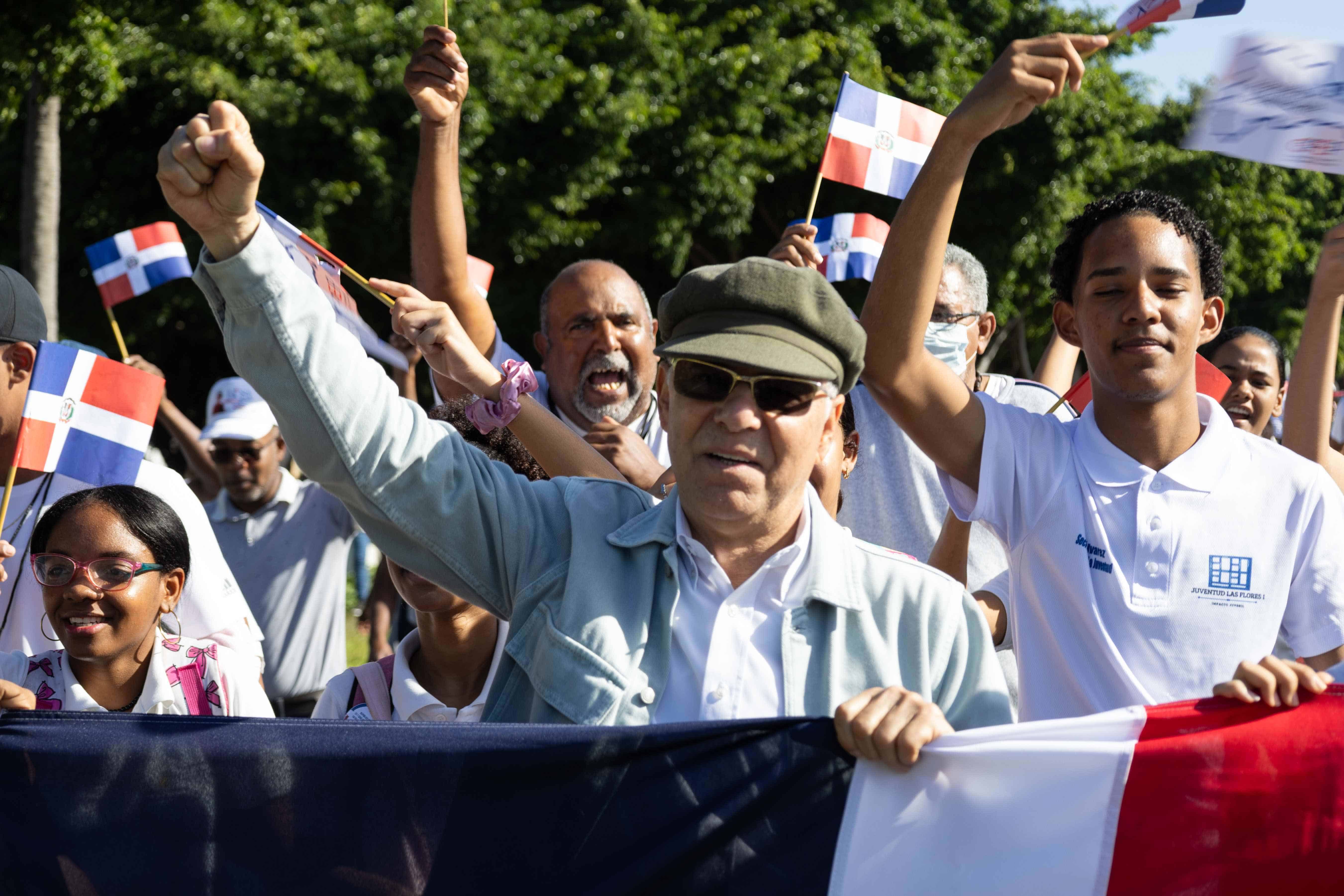 Manuel Jiménez junto a estudiantes.