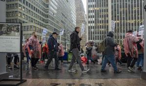 Trabajadores de la prensa protestan por despidos en New York Daily News, Forbes y Condé Nast