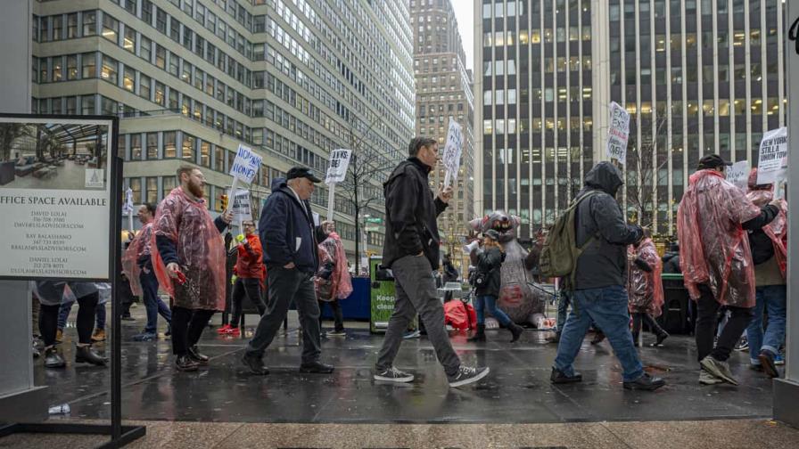 Trabajadores de la prensa protestan por despidos en New York Daily News, Forbes y Condé Nast