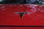 Tesla llama a talleres a 200,000 autos por fallo de software que puede apagar cámara trasera