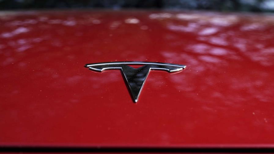Tesla llama a talleres a 200,000 autos por fallo de software que puede apagar cámara trasera