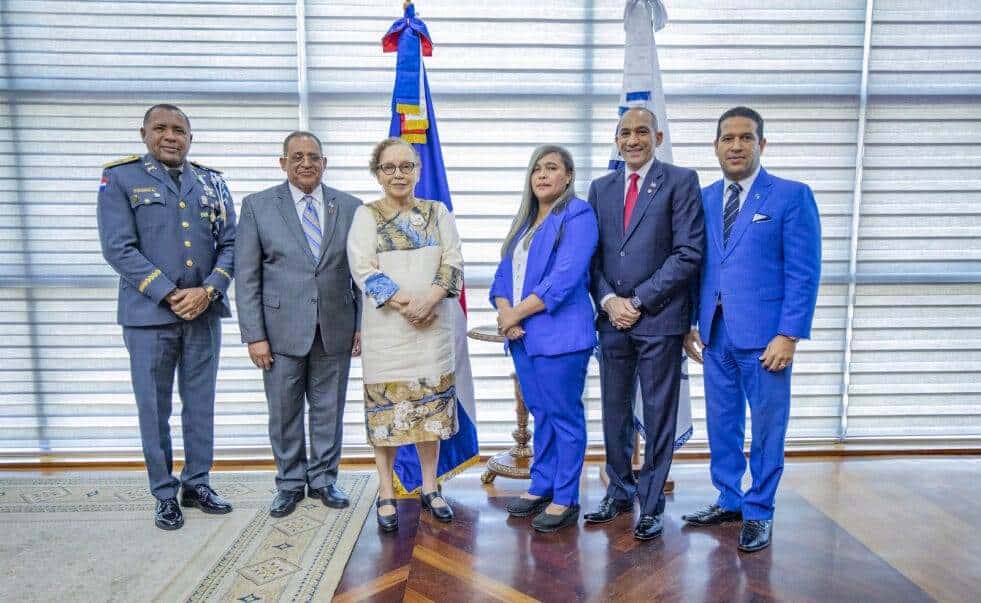 La nueva titular del Inacif junto a los miembros del Consejo de Directivo.