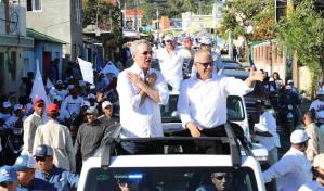 Aspirantes municipales del PRM caminan bajo el manto de Abinader