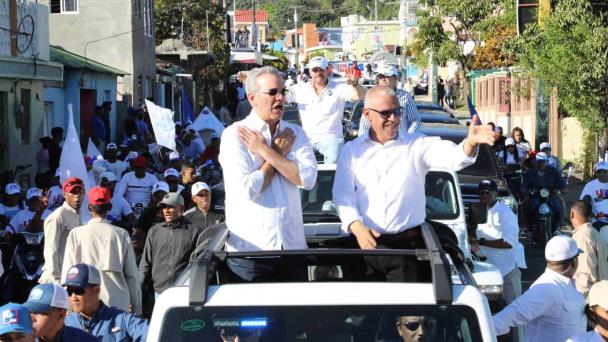 Aspirantes municipales del PRM caminan bajo el manto de Abinader