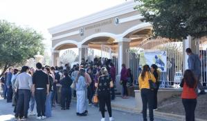 Un adolescente se coloca una máscara para acuchillar a su exnovia en una escuela en México