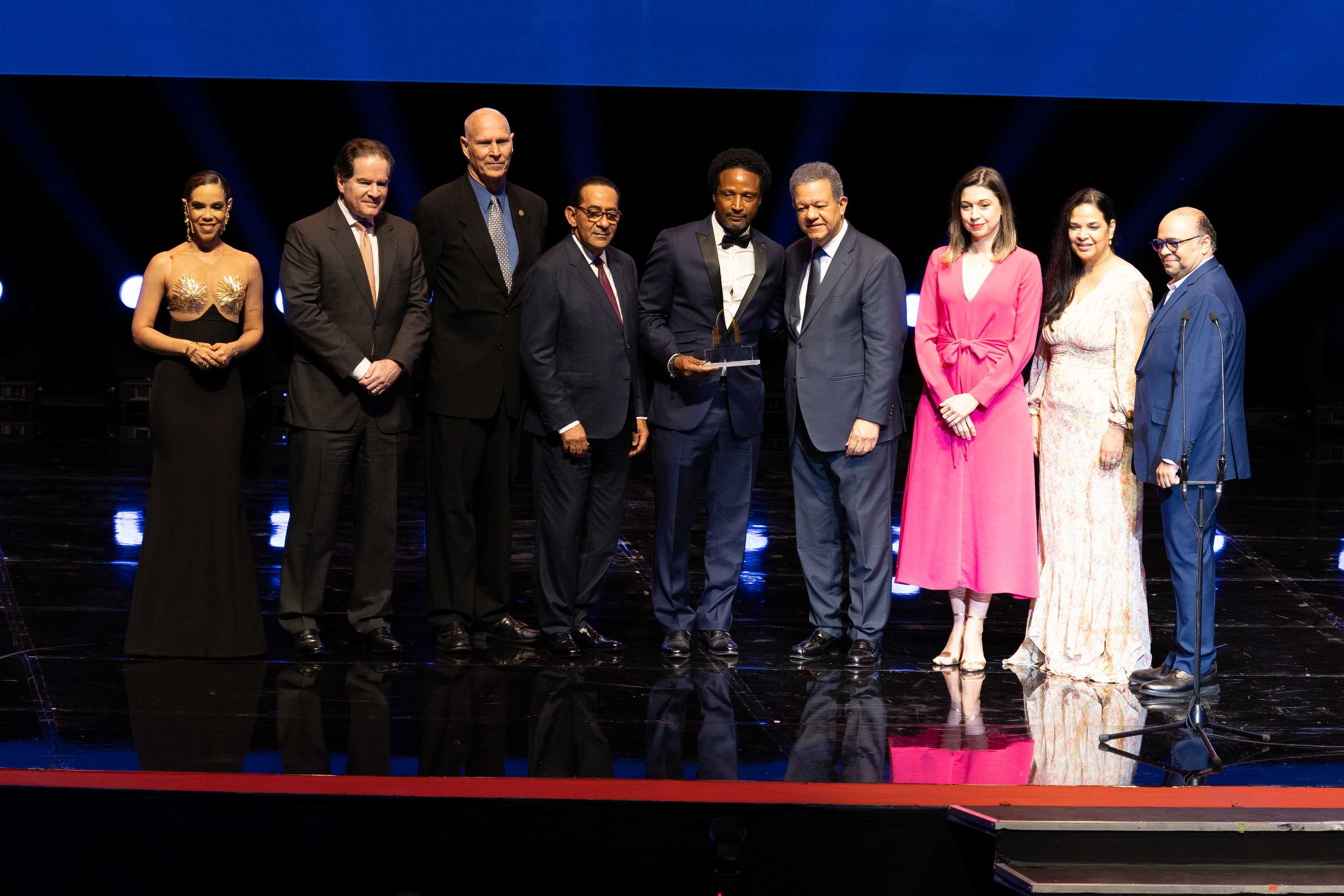 El actor Elvis Nolasco fue reconocido con el Premio Pericles Mejía.