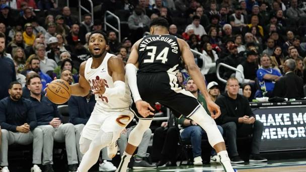 Mitchell anota 32 puntos; Cavaliers suman 9na victoria en 10 juegos, tras vencer a Bucks