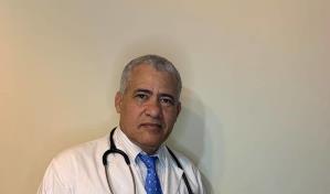 Detienen al médico Wazar Gómez mientras protestaba con cartel dirigido a Abinader en Ocoa