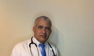 Detienen al médico Wazar Gómez mientras protestaba con cartel dirigido a Abinader en Ocoa