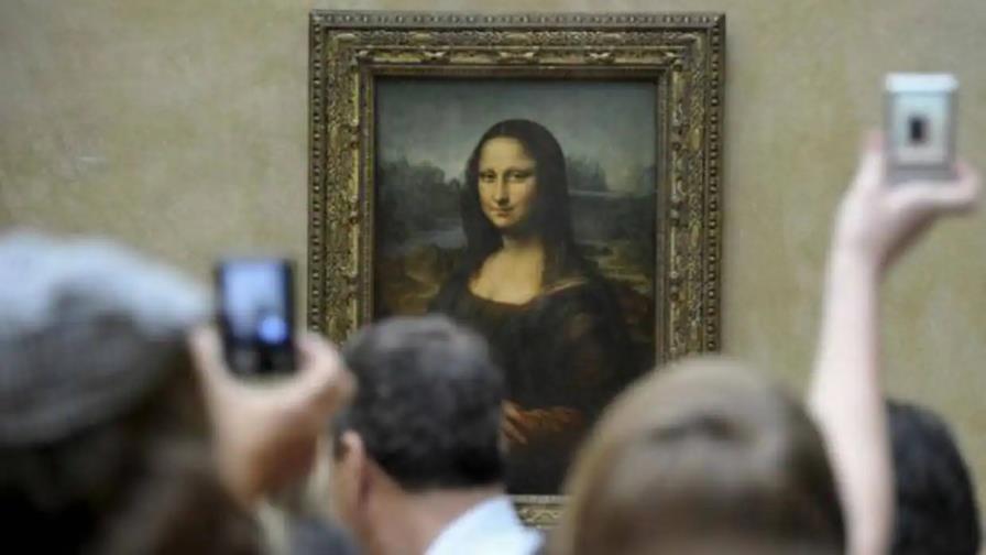 Activistas ecologistas atacan la Mona Lisa en el Louvre