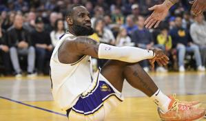 James supera a Curry en el duelo, con triple doble; Lakers vencen a Warriors en doble prórroga