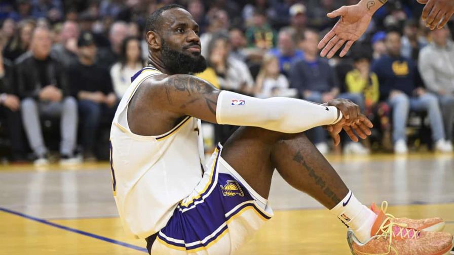 James supera a Curry en el duelo, con triple doble; Lakers vencen a Warriors en doble prórroga