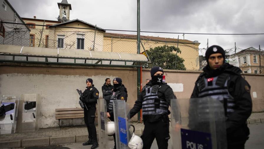 Dos enmascarados atacan una iglesia de Estambul y matan a una persona