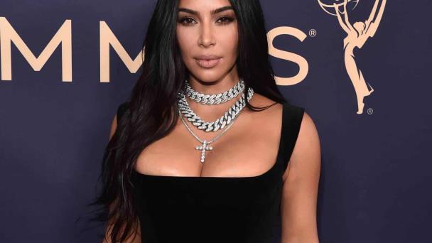 Dan a conocer cuándo será el juicio por el robo de joyas a Kim Kardashian en Francia