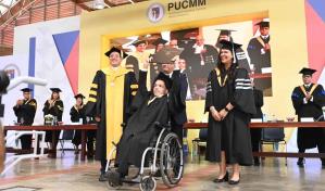 Joven con parálisis cerebral se gradúa con honores en la Pucmm
