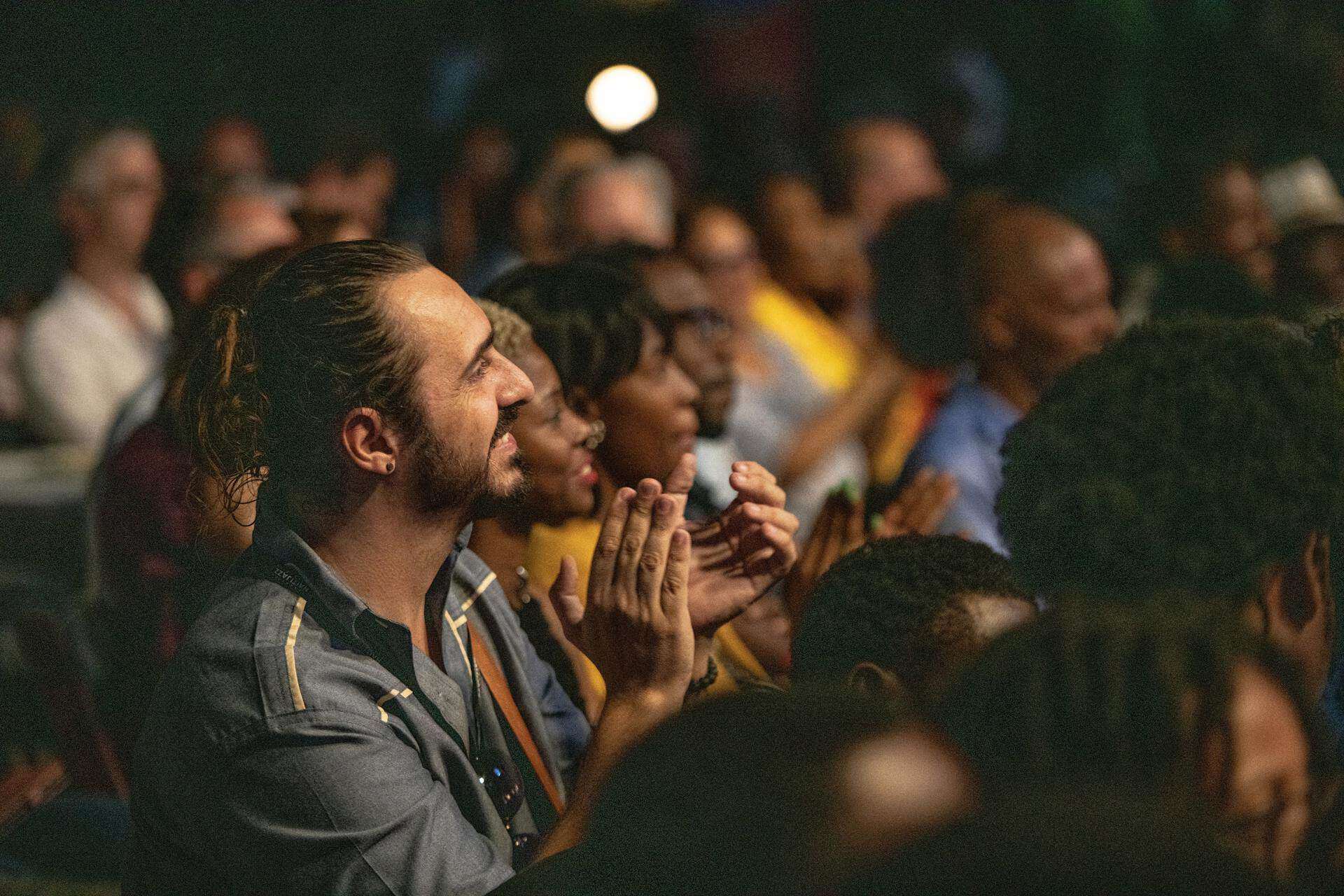 El público disfrutó las actuaciones de los artistas.