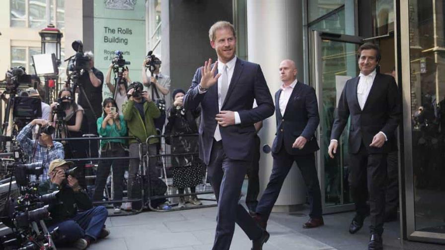 Abogados del príncipe Enrique piden 2,5 millones a tabloide británico por espionaje telefónico