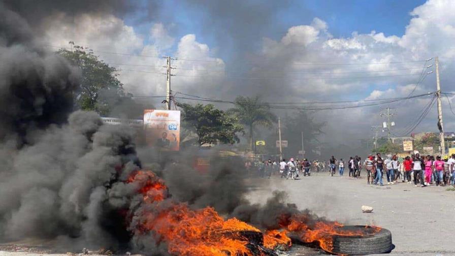 Un muerto y varios heridos en enfrentamientos de manifestante con Policía haitiana en Juana Méndez