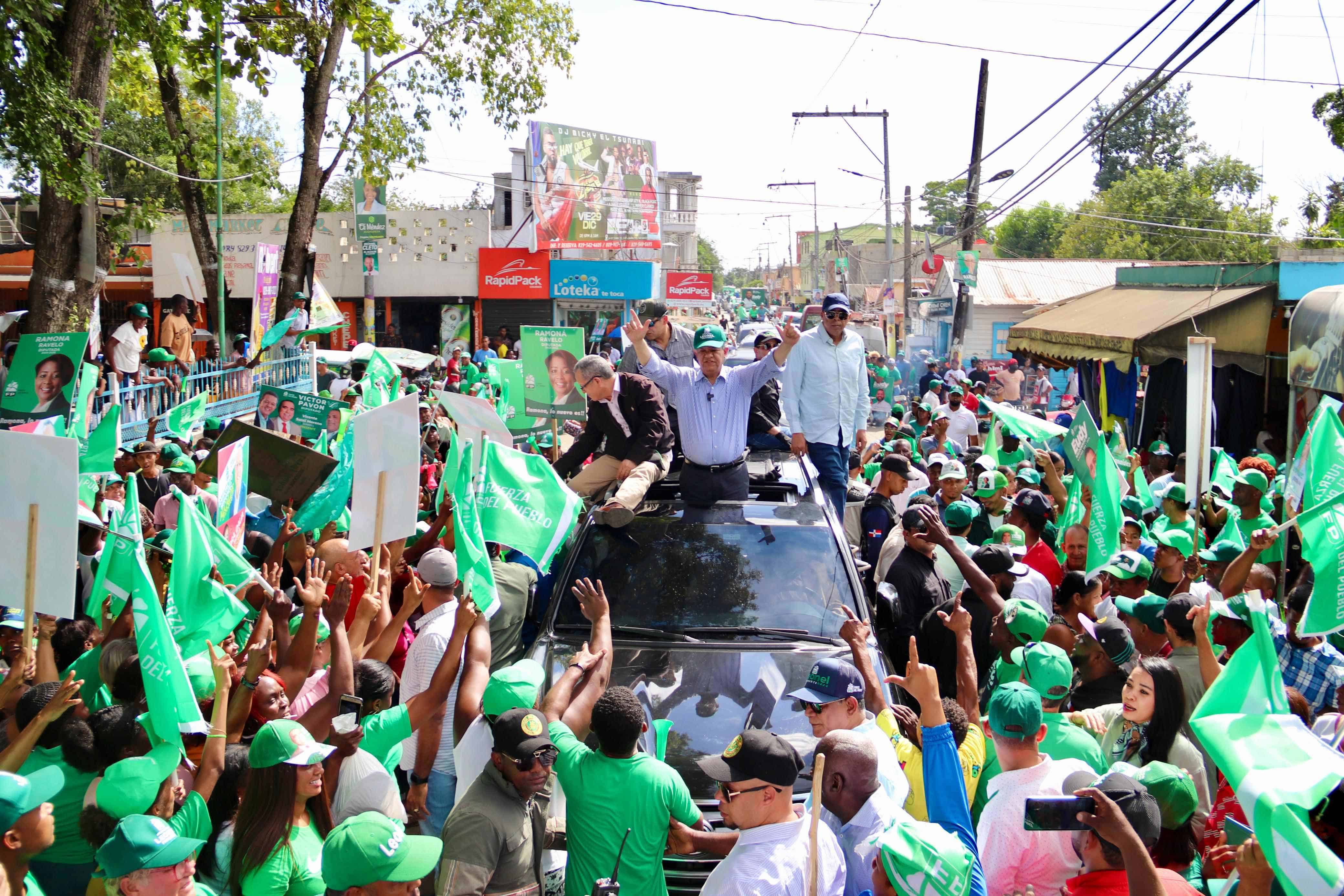 El candidato presidencial de Fuerza del Pueblo, Leonel Fernández, acompañó a candidatos de su partido y la alianza Rescate RD.