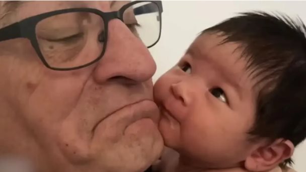 Quiero estar para ella: Robert De Niro, de 80 años, llora por criar a su hija de nueve meses