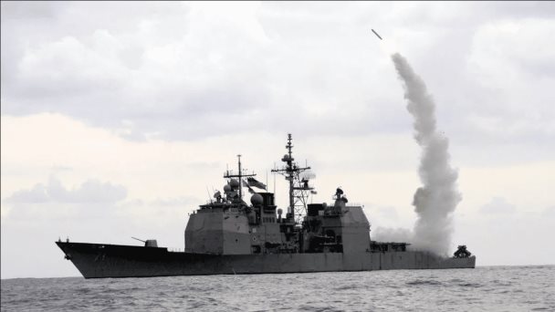 Rebeldes hutíes dicen que atacaron un barco de guerra de EEUU, oficial estadounidense lo niega