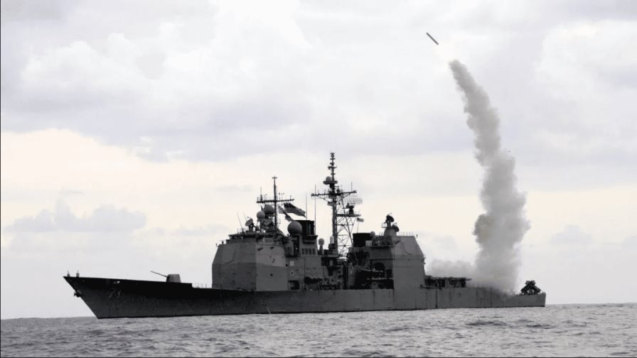 Rebeldes hutíes dicen que atacaron un barco de guerra de EEUU, oficial estadounidense lo niega