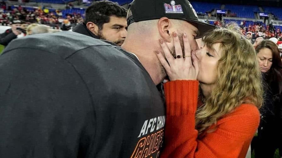 Taylor Swift besa a Travis Kelce luego de la victoria de los Chiefs