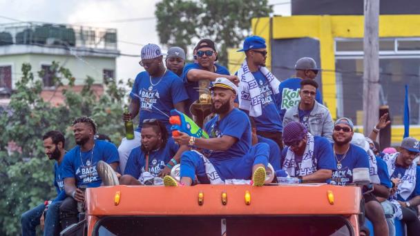 Tigres del Licey realizan multitudinaria caravana en Santo Domingo